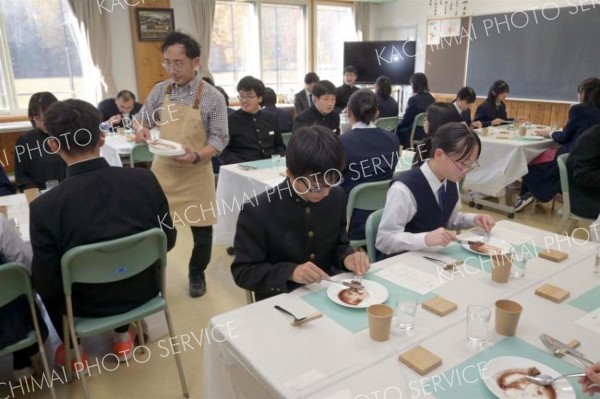 豊かな足寄食材を満喫する足寄中３年生