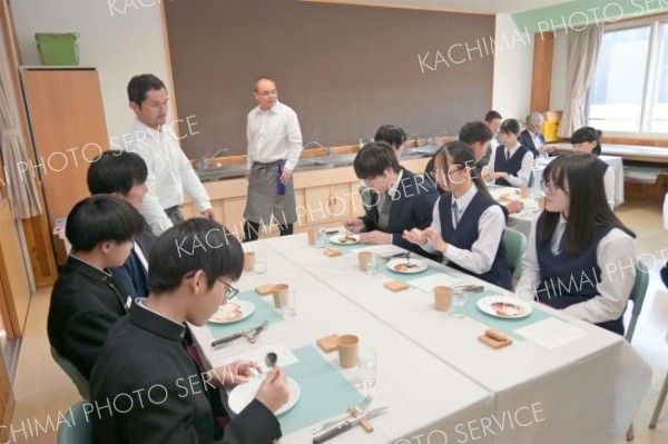 豊かな足寄食材を満喫する足寄中３年生