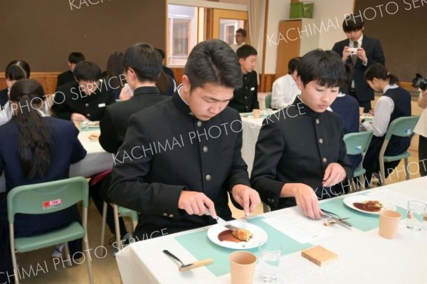 豊かな足寄食材を満喫する足寄中３年生