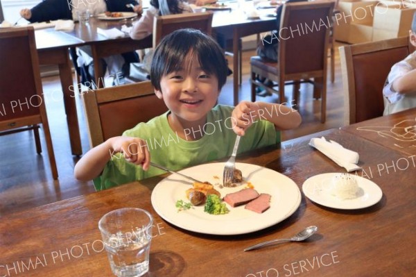 ナイフとフォークを使いフルコースを味わう園児