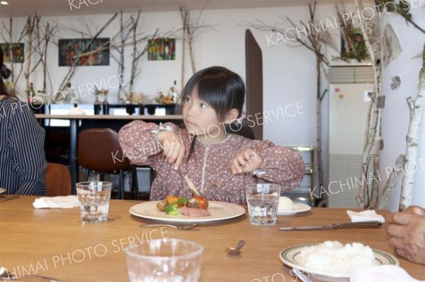 ナイフとフォークを使いフルコースを味わう園児