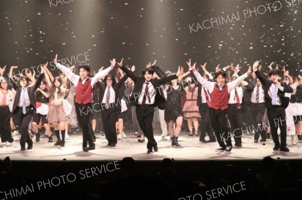 躍動感あふれるダンスを披露した出演者ら