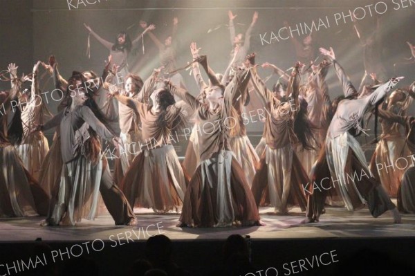 躍動感あふれるダンスを披露した出演者ら