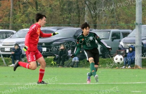 【Ａブロック決勝・帯緑陽高―釧路湖陵高】帯緑陽高は前半２５分、早川主税（右）のゴールで２―０とリードを広げる