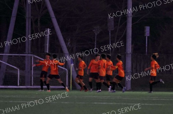 延長６分、決勝ゴールを挙げて喜ぶ帯北高の（６）