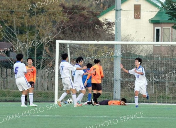 後半１５分に同点ゴールを挙げて喜ぶ帯柏葉高（１０）