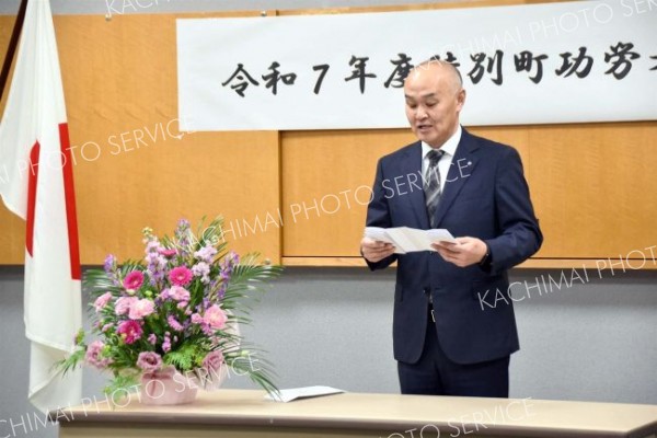 「みなさんの地道が活動に支えられ今日がある」と式辞を述べる