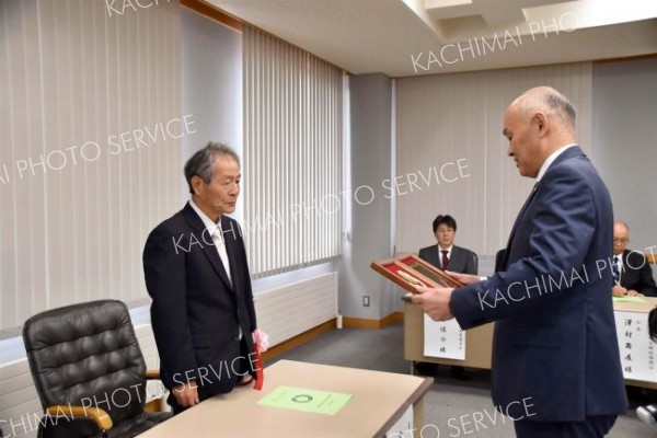 林業振興委員会委員の功労者として表彰される