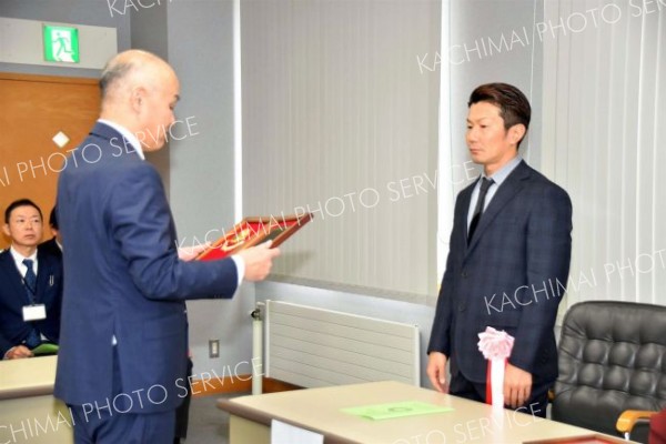 球温暖化対策資金の寄付で表彰を受けるバンドウ