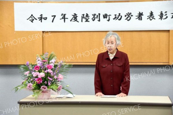 受賞者を代表し、あいさつする