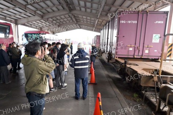 帯広貨物駅に到着した列車を間近で見学する生徒たち