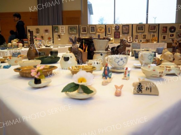 個性豊かな作品が展示された