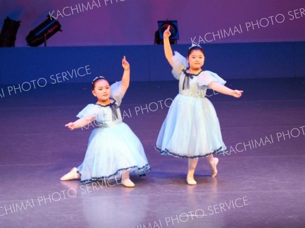 優雅なダンスを披露する子どもら