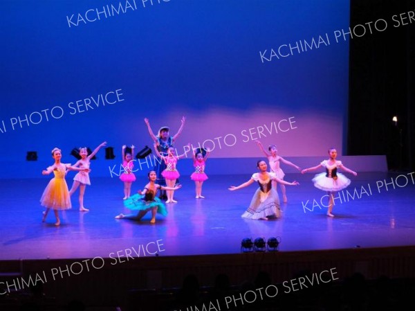 優雅なダンスを披露する子どもら