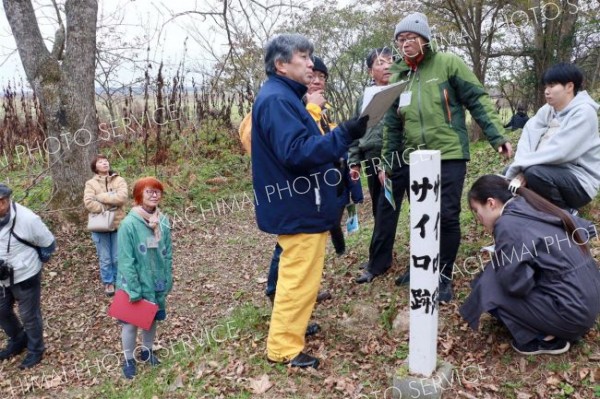 解説に耳を傾ける参加者ら