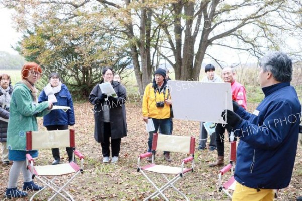 解説に耳を傾ける参加者ら