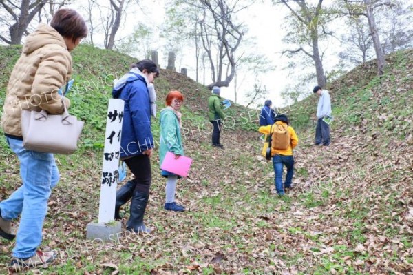 成社史跡を巡る参加者ら