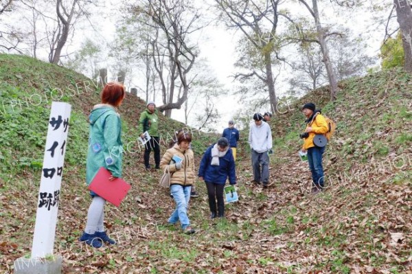 晩成社史跡を巡る参加者ら