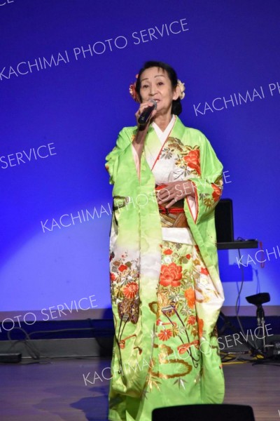 ヒップホップダンスからカラオケ、バンド演奏まで、さまざまな町民芸能が披露された