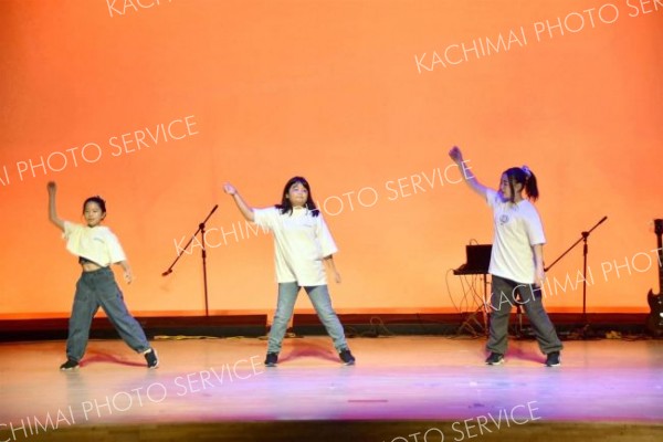 ヒップホップダンスを披露する陸別キッズダンスチーム