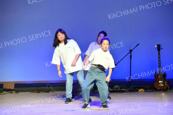 ヒップホップダンスを披露する陸別キッズダンスチーム