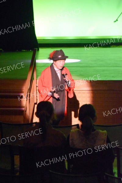 ヒップホップダンスからカラオケ、バンド演奏まで、さまざまな芸能が披露された