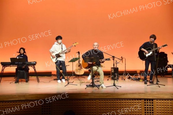 「島人ぬ宝」など３曲を演奏したホンマチャンバンド