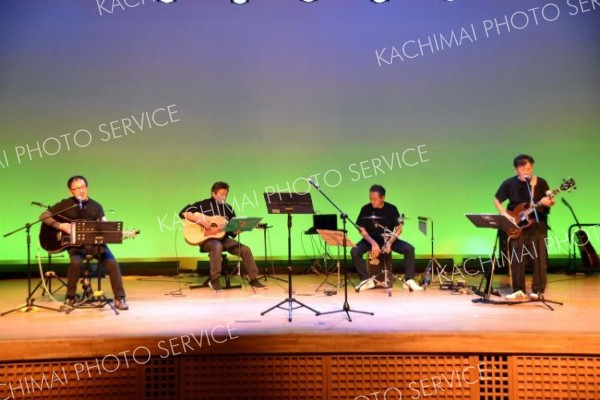 ヒップホップダンスからカラオケ、バンド演奏まで、さまざまな芸能が披露された