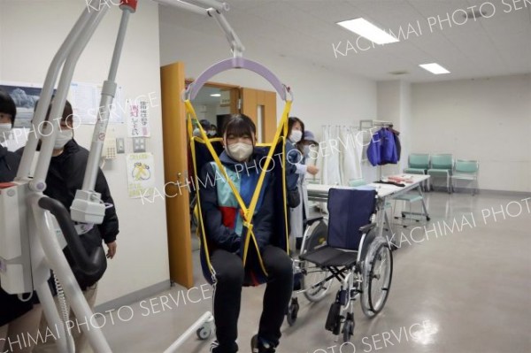 介護用品を体験する来場者