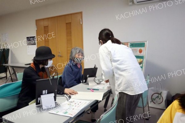 健康チェックスタンプラリーに挑戦する来場者