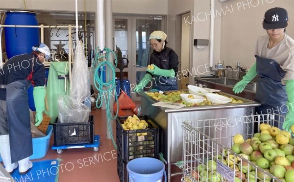 足寄産の無農薬・無肥料リンゴを使って仕込み作業に励むスタッフ