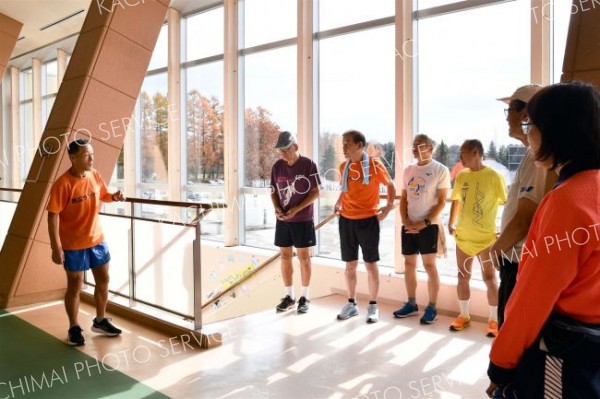 あいさつする猪田一助会長（左）