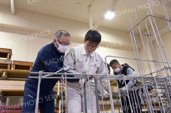 鉄筋工の仕事を体験　帯広工業高校で組合が出前講習