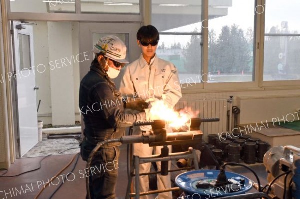 ガス圧接を体験する生徒