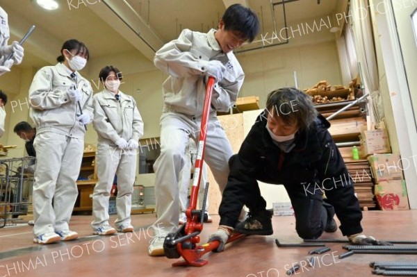 鉄筋を曲げる作業に挑戦する生徒