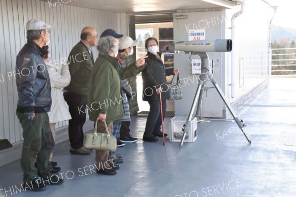 銀河の森天文台で大型双眼鏡に触れる参加者