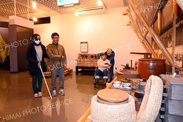 屋内ワークショップでの介助体験では、展示物の特徴を細かく説明したり、キャプションを読み上げたりして、障害者も楽しめるよう工夫を凝らしていた