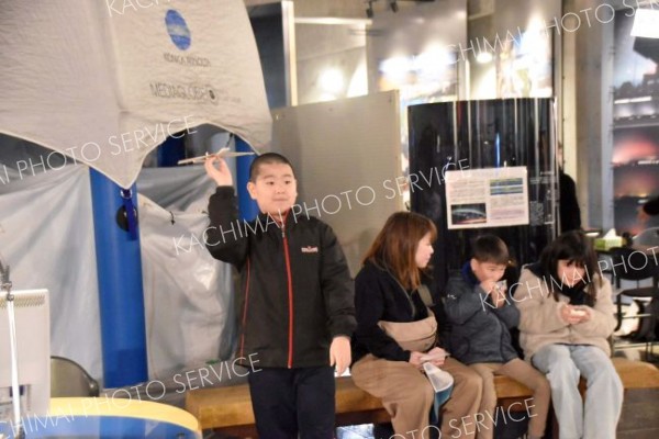 飛行機作りを体験する参加者