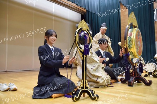 古典音楽の雅楽を学ぶ　陸別中で特別授業