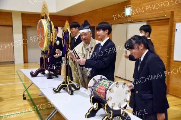 陸別中の２、３年生３６人が日本の伝統音楽に触れた