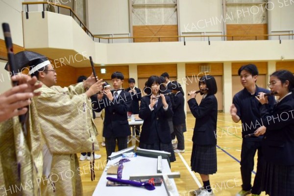 陸別中の２、３年生３６人が日本の伝統音楽に触れた