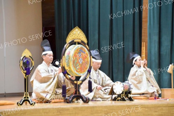 北海道神社庁十勝支部雅楽会の５人が日本の伝統音楽を披露した