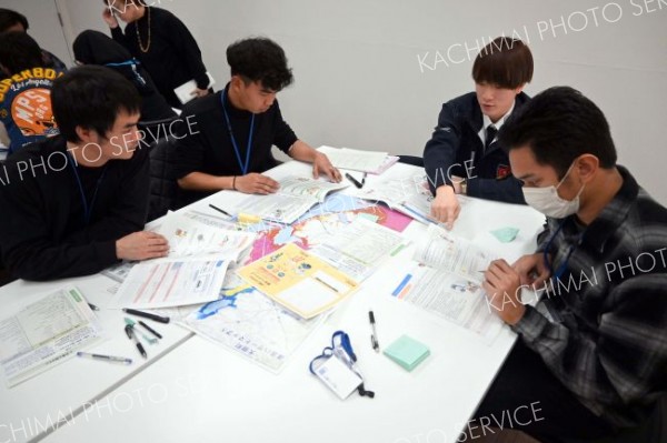 津波ハザードマップや防災ハンドブックなどを確認し、災害時の安全な行動を学んだ外国人技能実習生