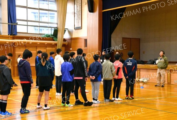 開校式であいさつする