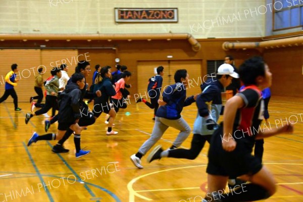 ウオーミングアップで走る参加者