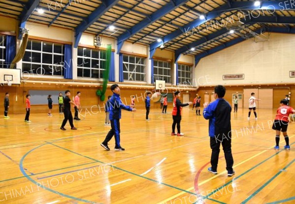 パス練習に励む参加者