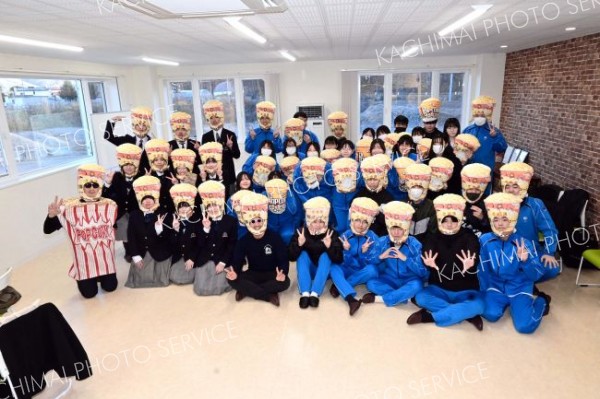 ポップコーンと昆布加工品のコラボを参考に商品開発を学ぶ　本別と広尾の高校生