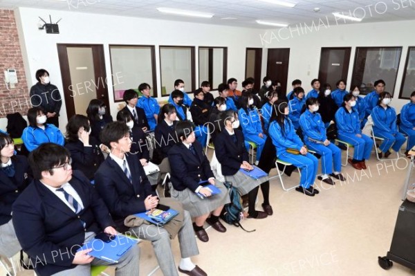 広尾と本別の高校３年生３９人が地域素材を生かした商品開発について学んだ