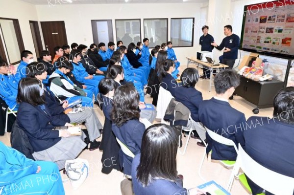 広尾と本別の高校３年生３９人が地域素材を生かした商品開発について学んだ