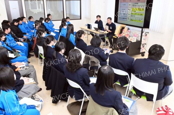 広尾と本別の高校３年生３９人が地域素材を生かした商品開発について学んだ